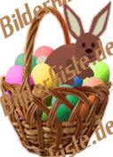 Coniglio in cestino in mezzo ad uova colorate