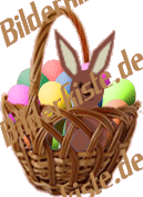 Coniglietto nascosto in cestino in mezzo alle uova colorate