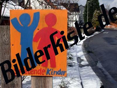 Hinweisschild Spielende Kinder