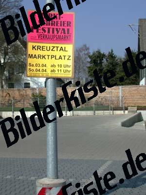 Werbeplakat auf Parkplatz