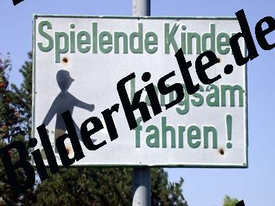 Hinweisschild Spielende Kinder