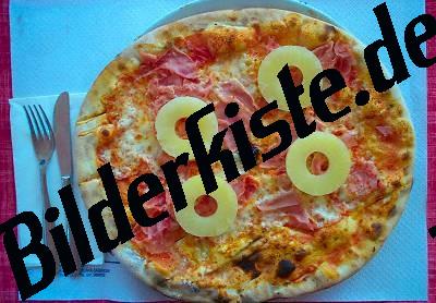 Pizza mit Ananas