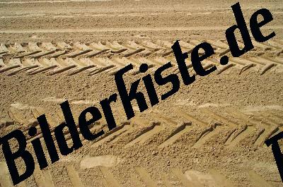 Reifenspuren im Sand