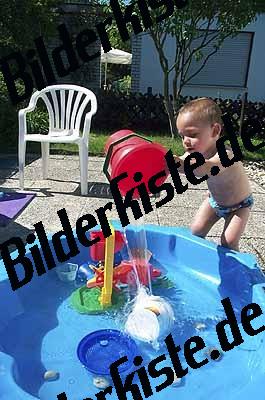 Bimbo in piscina