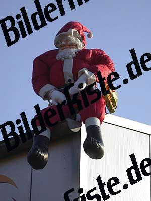 Weihnachtsmann sitzt auf einem Dach