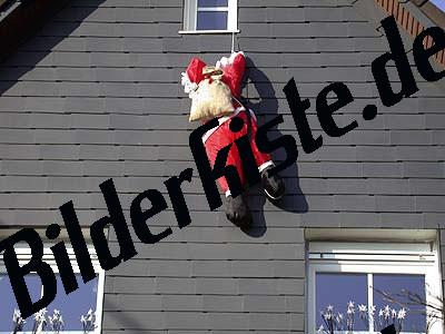 Weihnachtsmann am Dachgiebel