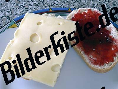 2 Brtchen mit Marmelade und Kse