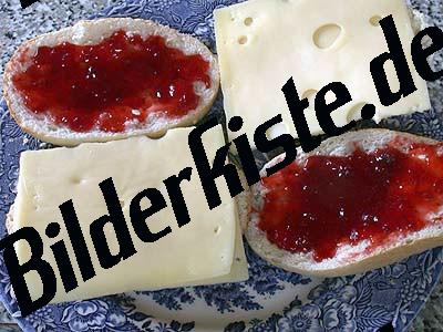 Brtchen mit Marmelade und Kse