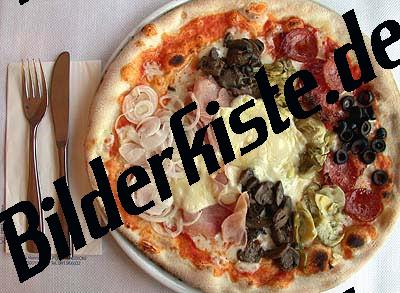 Pizza mit Zwiebeln, Oliven