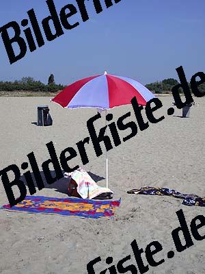 Telo e ombrellone sulla spiaggia
