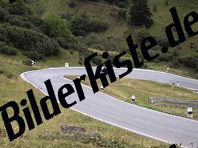 Motorraeder auf Gebirgspass