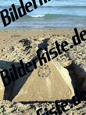 Pyramide of sand