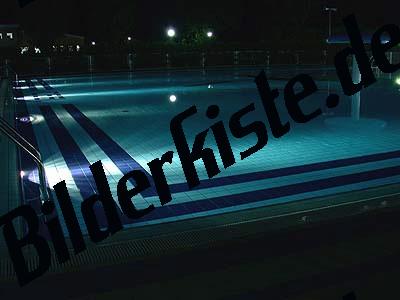 Pool bei Nacht