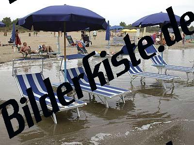 Liegestuehle im Wasser