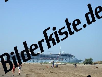 Passagierschiff vor Strand