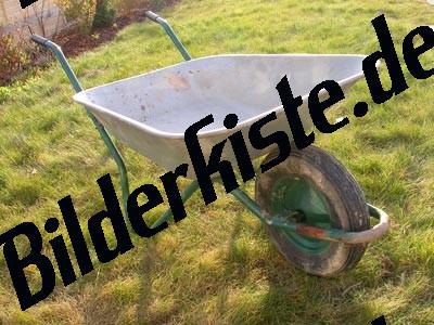 Schubkarre im Garten