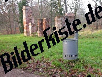 Muelleimer neben Ruine