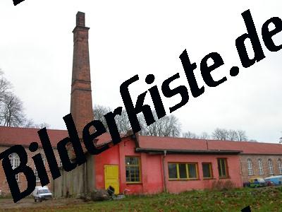 Fabrik mit Schornstein