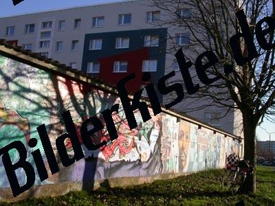 Mauer mit Graffitis