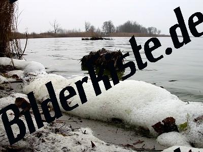 Ufer mit Schnee