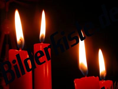 Candele rosse accese