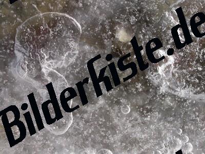 Luftblase unter Eisdecke