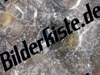 Luftblase unter Eisdecke