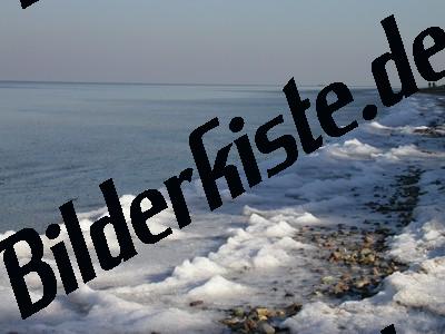 Meer mit Schnee am Strand