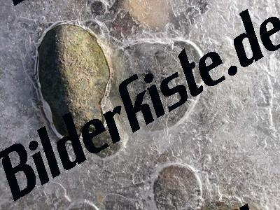 Stein in Eisdecke