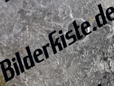 Luftblase unter Eisdecke