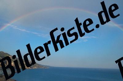 Regenbogen ueber Meer