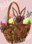 Coniglietto nascosto in cestino in mezzo alle uova colorate