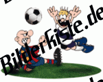 Fu�ball: Ein Spieler gr�tscht in den Anderen auf Rasen (nicht animiert)