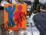 Hinweisschild Spielende Kinder