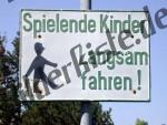 Hinweisschild Spielende Kinder