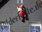 Weihnachtsmann am Dachgiebel