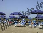 Spiaggia con ombrelloni e sdraio