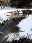 Paesaggio innevato accanto a fiume 