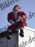 Weihnachtsmann sitzt auf einem Dach