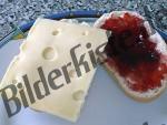 2 Br�tchen mit Marmelade und K�se